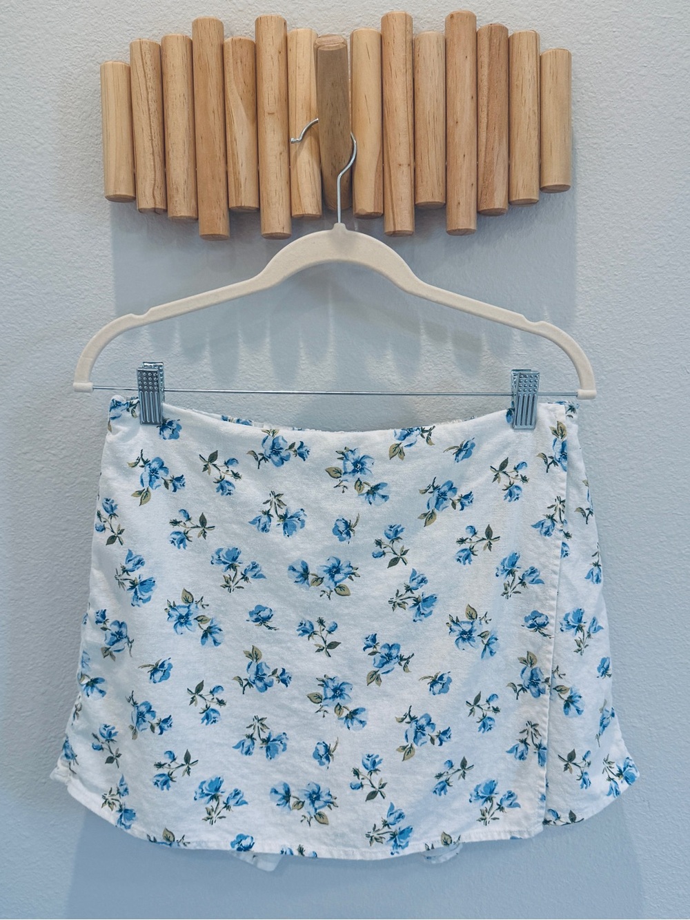 Old Navy Skort White Linen with Blue Floral Print